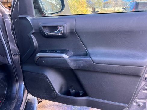 Used 2022 Toyota Tacoma TRD Off-Road image 17