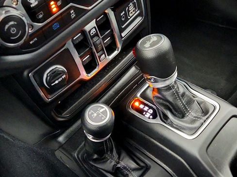 Used 2025 Jeep Wrangler Unlimited Sahara AWD/4WD image 16