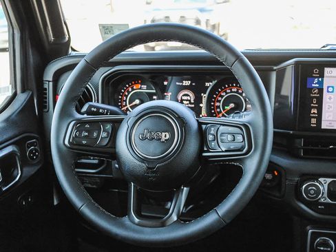 Used 2026 Jeep Wrangler Unlimited Rubicon AWD/4WD image 15