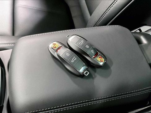 Used 2026 Porsche Macan AWD/4WD image 37