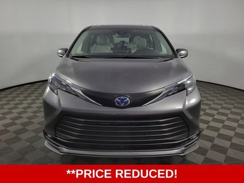 Used 2025 Toyota Sienna XLE FWD image 2