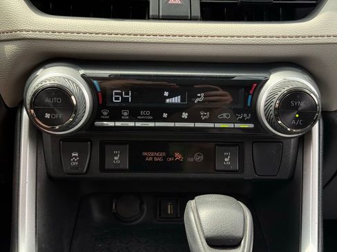 Used 2022 Toyota RAV4 XLE w/ XLE Grade Weather Package AWD/4WD image 31