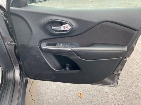 Used 2016 Jeep Cherokee Latitude w/ Cold Weather Group image 38