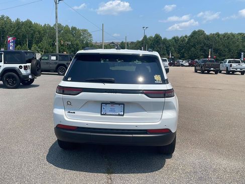 Used 2023 Jeep Grand Cherokee Laredo AWD/4WD image 4