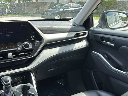 Used 2023 Toyota Highlander XLE FWD image 16