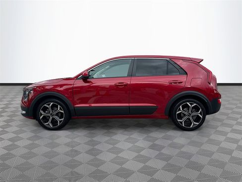 Used 2023 Kia Niro LX image 8