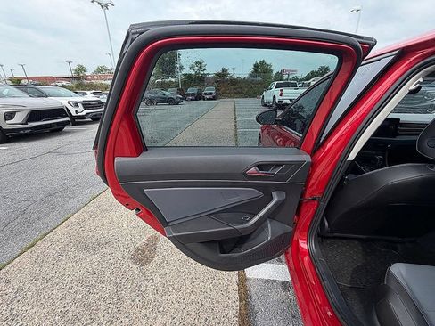 Used 2025 Volkswagen Jetta SE FWD image 13