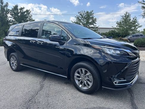 Used 2023 Toyota Sienna XLE FWD image 21