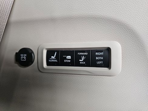 Used 2023 Chrysler Pacifica Limited w/ Uconnect Theater Family Group image 16