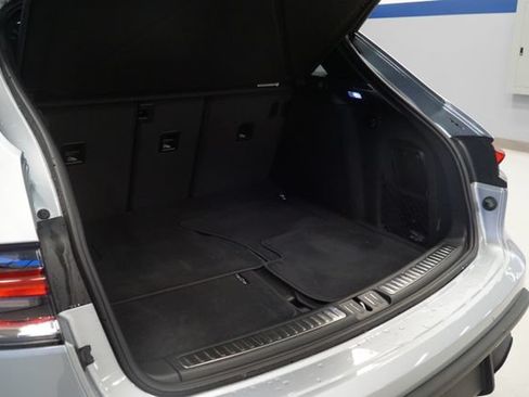 Certified 2026 Porsche Macan AWD/4WD image 9