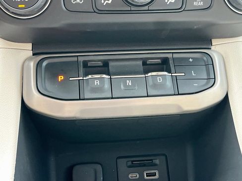 Used 2023 GMC Acadia Denali w/ Denali Ultimate Package FWD image 17
