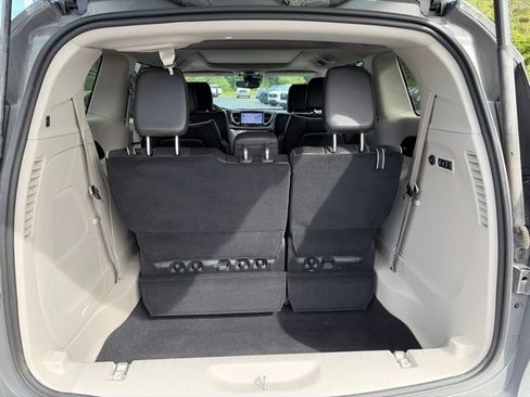 Used 2022 Chrysler Pacifica Limited FWD image 13