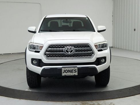 Used 2017 Toyota Tacoma TRD Off-Road AWD/4WD image 3