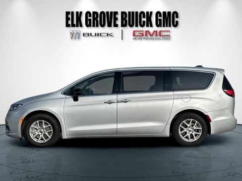 Used 2024 Chrysler Pacifica Touring-L image 7