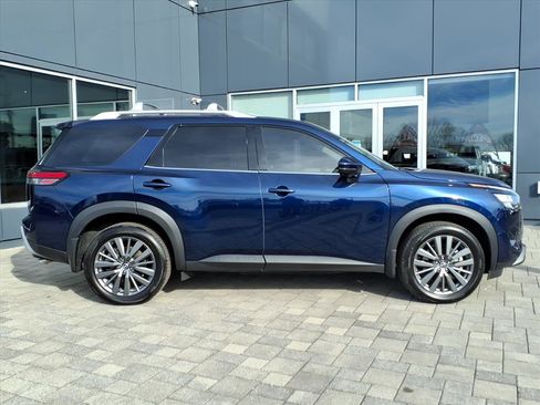 Certified 2025 Nissan Pathfinder SL w/ SL Premium Package image 2