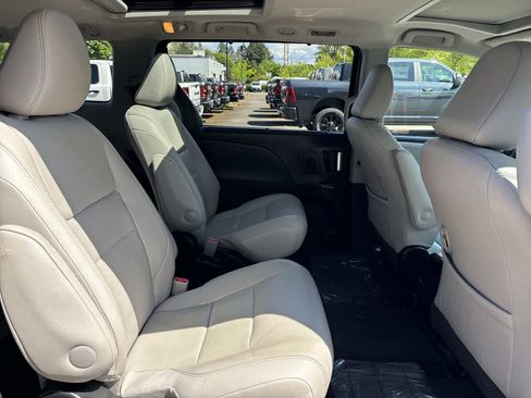 Used 2015 Toyota Sienna Limited AWD/4WD image 6