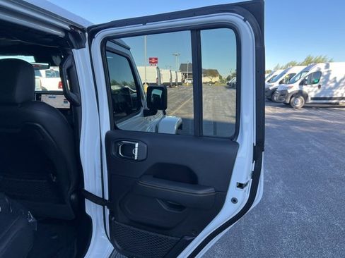 New 2025 Jeep Gladiator Sport S image 10