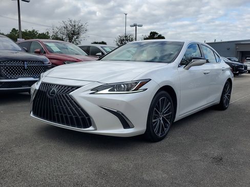 Used 2025 Lexus ES 350 w/ Premium Package image 3
