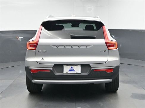 Used 2023 Volvo XC40 B5 Plus image 7