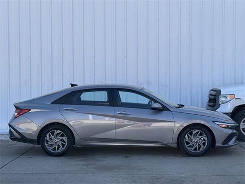 Used 2024 Hyundai Elantra SEL image 3