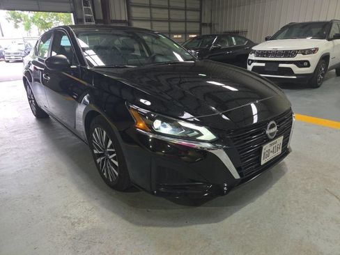 Used 2025 Nissan Altima 2.5 SV FWD image 6