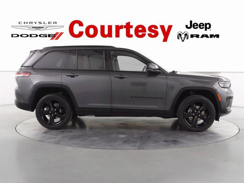 Certified 2022 Jeep Grand Cherokee Altitude image 4