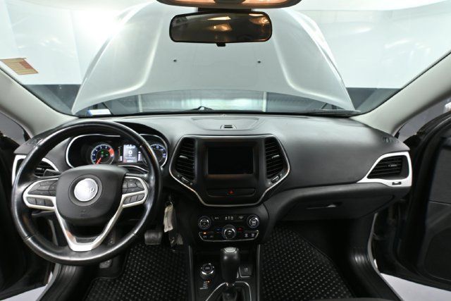Used 2019 Jeep Cherokee Latitude AWD/4WD image 19