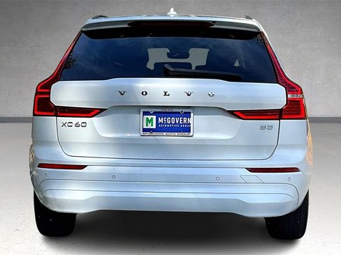 Certified 2022 Volvo XC60 B5 Momentum image 5