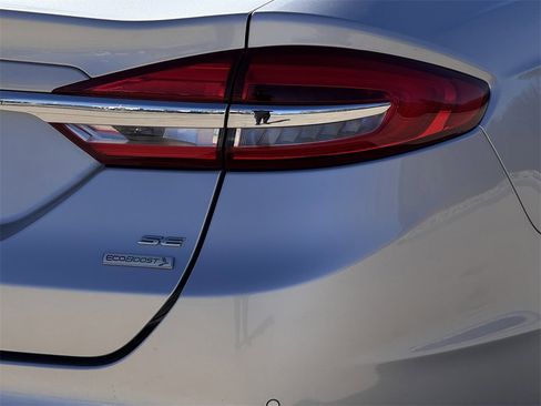 Used 2018 Ford Fusion SE w/ Fusion SE Technology Package image 10