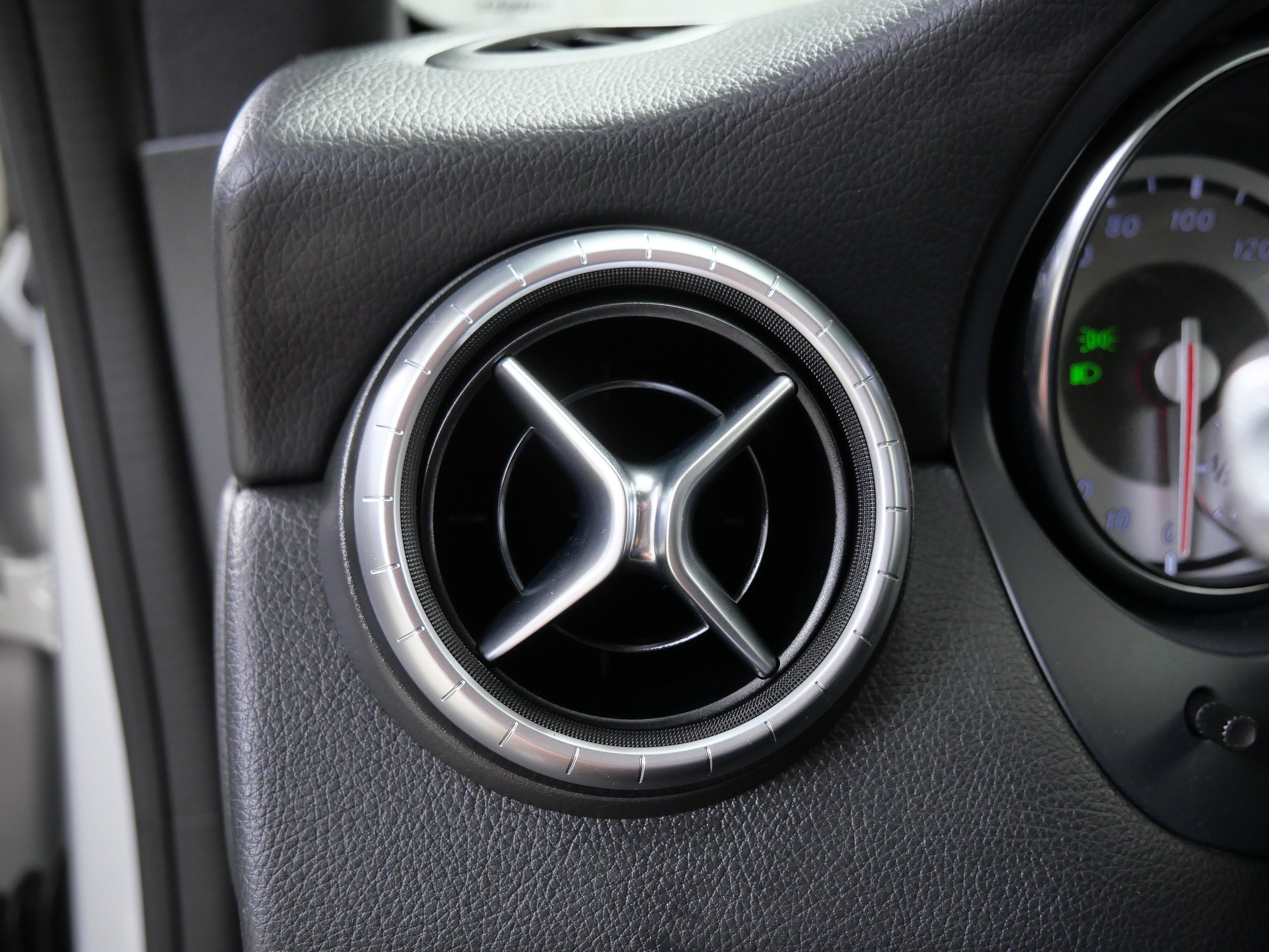 Used 2014 Mercedes-Benz CLA 250 image 27