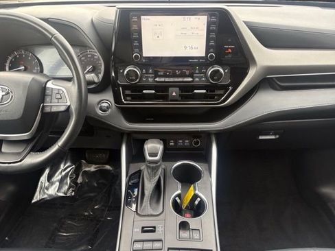 Used 2022 Toyota Highlander XLE image 11