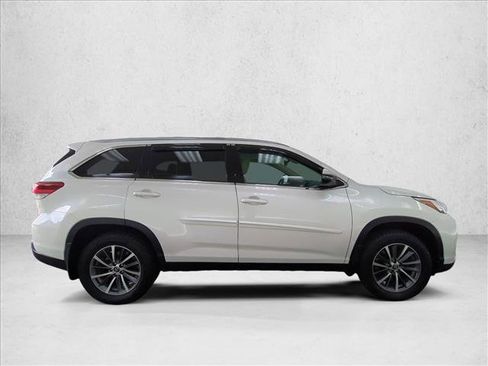 Used 2019 Toyota Highlander XLE AWD/4WD image 4