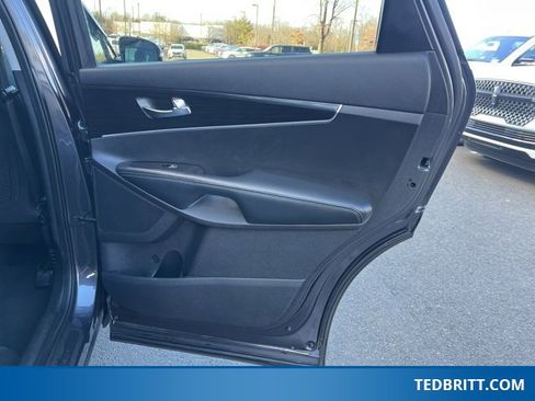 Used 2019 Kia Sorento LX image 19