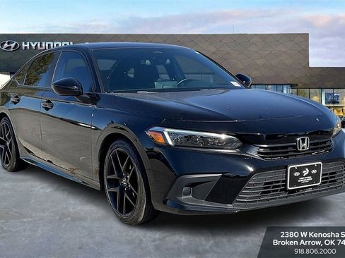 Used 2023 Honda Civic Sport image 2