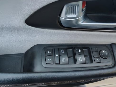 Used 2017 Chrysler Pacifica Touring-L image 12