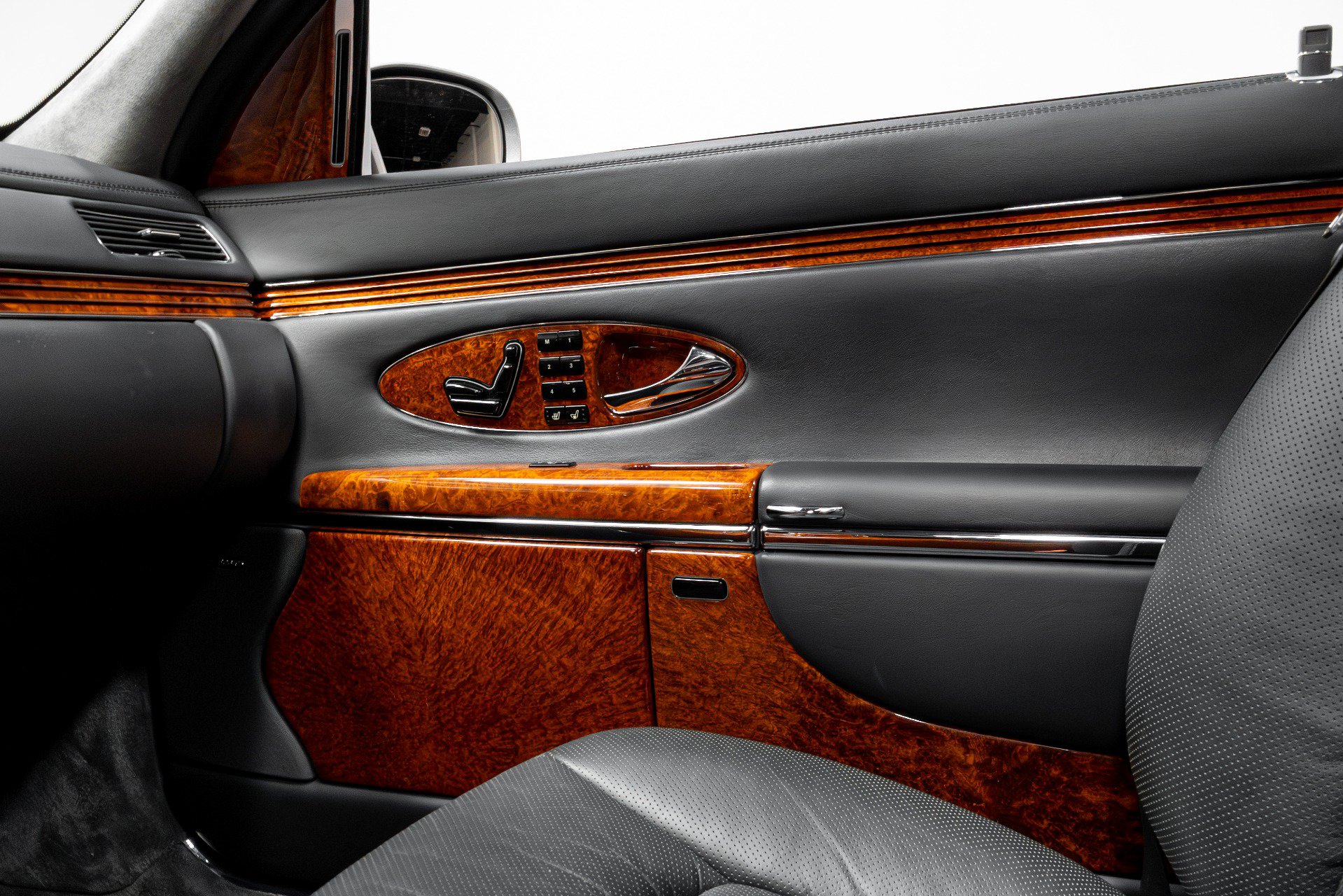Used 2004 Maybach 57 RWD image 12