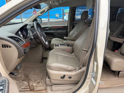 Used 2012 Chrysler Town & Country Touring-L w/ Driver Convenience Group image 10