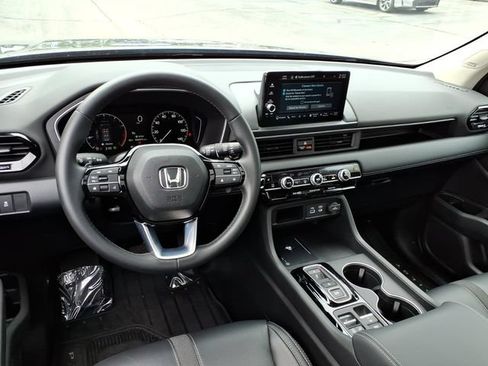 Certified 2025 Honda Pilot Touring image 6