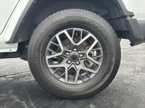 Used 2025 Jeep Wrangler Sahara image 34