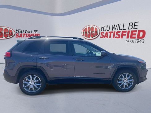 Used 2018 Jeep Cherokee Latitude AWD/4WD image 5