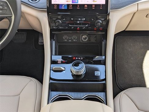 New 2025 Jeep Grand Cherokee Limited w/ Luxury Tech Group II image 19