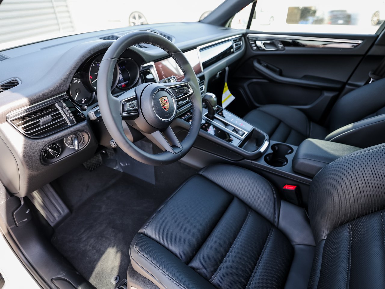 Certified 2026 Porsche Macan AWD/4WD image 4