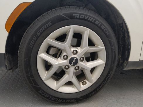 Used 2023 Kia Soul LX w/ Option Group 015 FWD image 31
