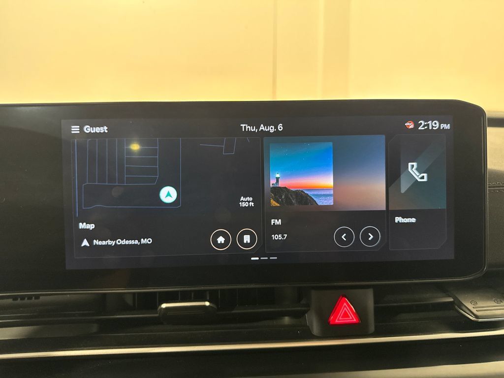 Used 2025 Kia Carnival FWD image 3