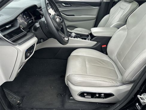 Used 2022 Jeep Grand Cherokee Overland w/ Advanced Protech Group III image 16