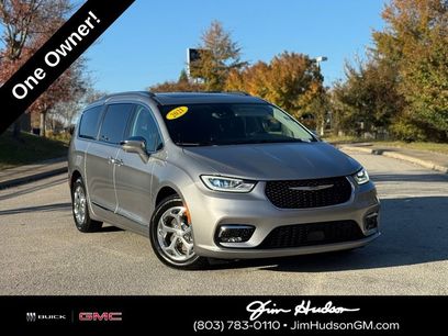 Used 2021 Chrysler Pacifica Limited w/ Uconnect Theater Family Group