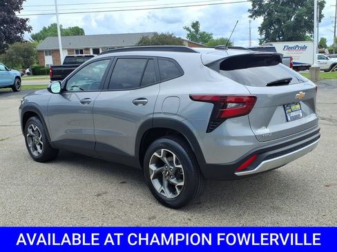 Used 2025 Chevrolet Trax LT FWD image 5