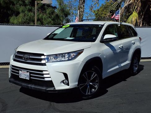 Used 2018 Toyota Highlander Plus w/ Carpet Mat Package (TMS) image 25