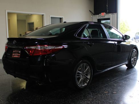 Used 2017 Toyota Camry SE image 3