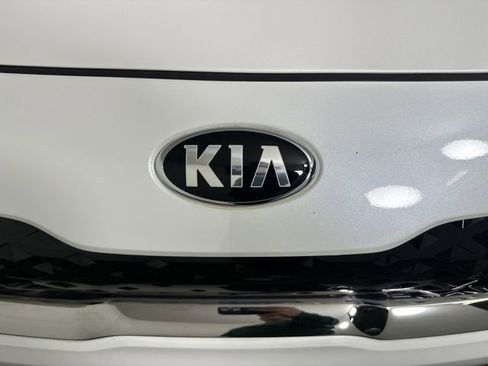 Used 2021 Kia Niro LX image 9